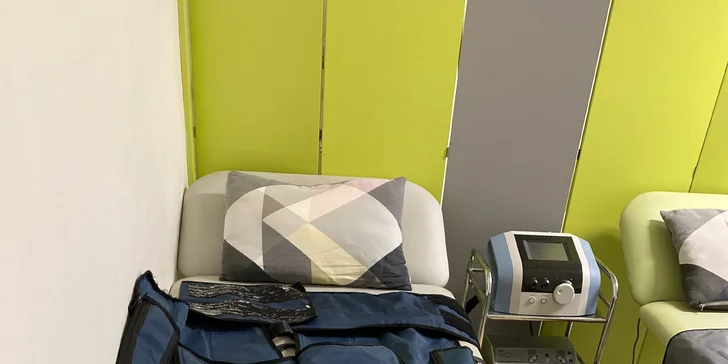 Přístroj pracuje na principu několika komor, které naplněné vzduchem účelně stlačují kůži a podkoží.