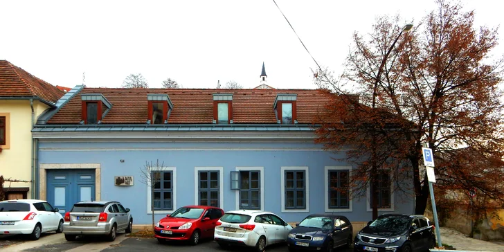 Auto zaparkujete zdarma přímo u ubytování.