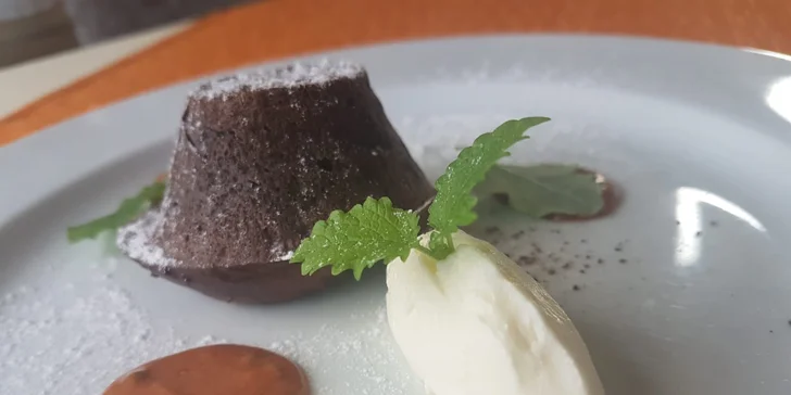 Čokoládový fondant s rumovým cukrem, sladkou smetanou, grepovo-mučenkovým coulis a meduňkou 