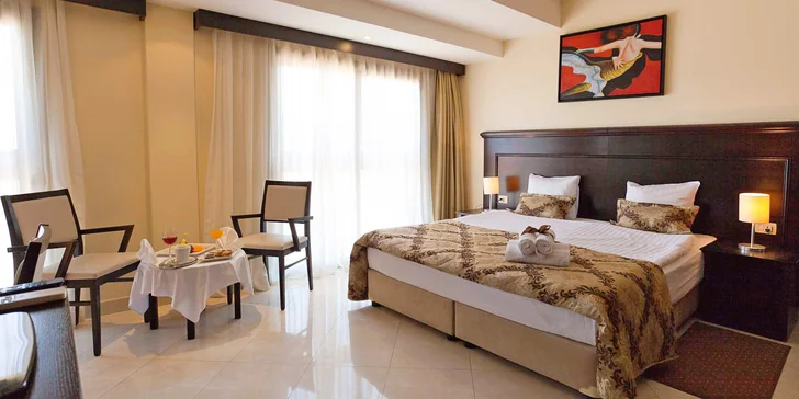 Těšte se na Blue Waves Resort – hotel s vlastní pláží, bazény i wellness zařízením a také chutnou polopenzi. 