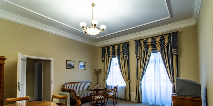 Studio je vybavené stylovým nábytkem.