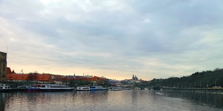 No není to krása? Pohnete rychlostní pákou, pootočíte kormidlem a loď začne čeřit poklidnou vltavskou hladinu.