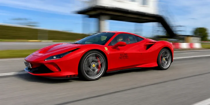 Adrenalín na okruhu v Hradci: jazda vo Ferrari, Lamborghini aj Porsche, speed taxi a virtuálna realita