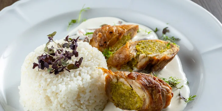 Kuracia roláda s pistáciovou plnkou, parmezánovou omáčkou a ryžou