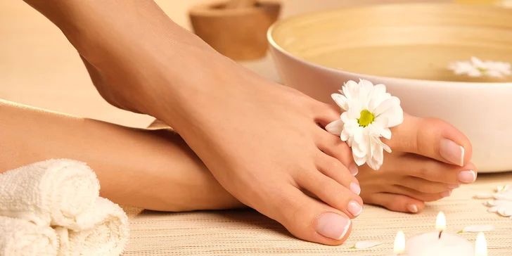 Wellness kombinované pedikúra s gél lakom a krátkou masážou pre blaho vašich nôh