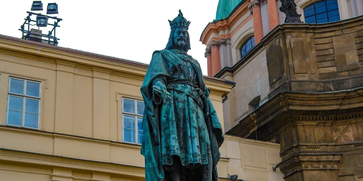 Přístup do hry získáte na jednom zařízení, hrát však může více osob (ideální počet hráčů v týmu: 2⁠ osoby).