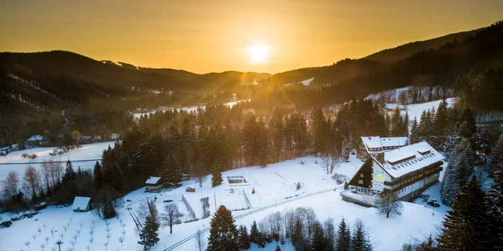 Ubytujete sa v druhej spomínanej, pričom na vás bude čakať príjemná izba pre 2 alebo 3 osoby alebo apartmán až pre 4 hostí.