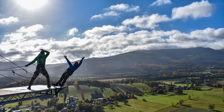 Díky tomu je volný pád mnohem delší než u bungee (čeká vás cca 5 sekund) a také je při něm možné zkoušet různé akrobatické prvky. 