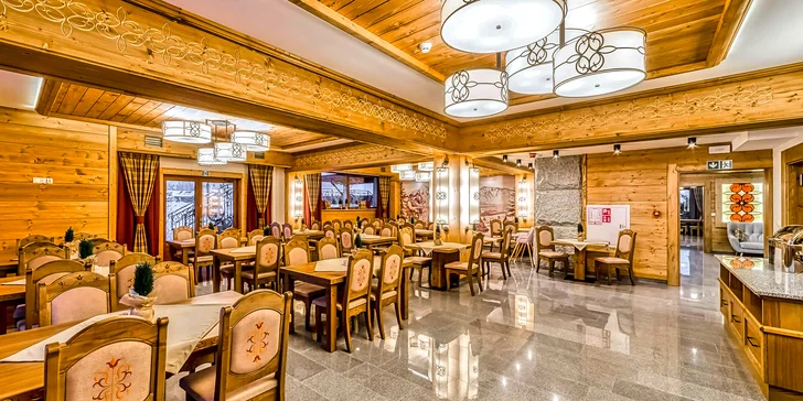 Bohaté bufetové raňajky alebo výber z raňajkového menu si vychutnáte v útulných priestoroch známej reštaurácie Karcma u Chramca.