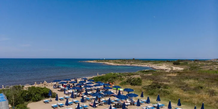 Veřejná písčitá pláž s pozvolným vstupem do moře (místy s kameny, tudíž se doporučuje obuv do vody) se nachází 300–600 m od hotelu, přístup je k ní přes areál hotelu.