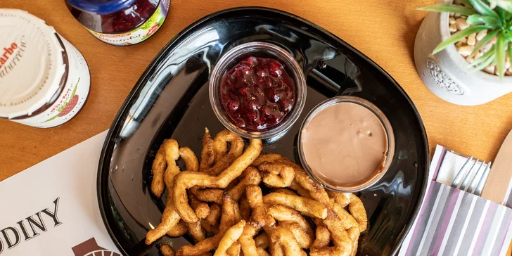 Tieto španielske „šišky“ si spolu s džemovou a čokoládovou omáčkou môžete vychutnať v príjemnej rodinnej atmosfére EWAS Restaurant.