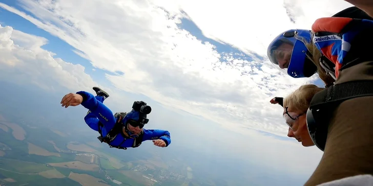 Po úspešnom zoskoku získate certifikát na pamiatku a pocit slobody, ktorý vám umožní len voľný pád.