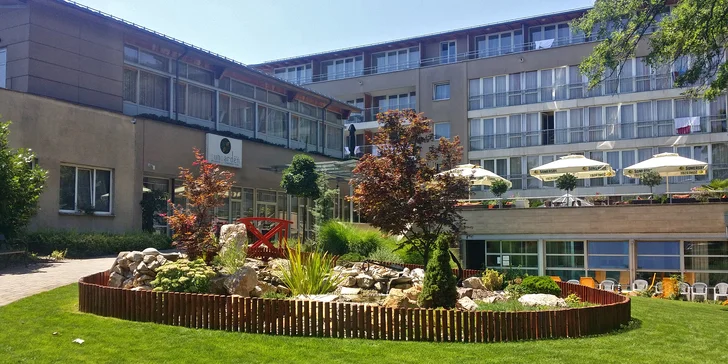Hotel se nachází v Siófoku, kterému se přezdívá "hlavní město Balatonu".