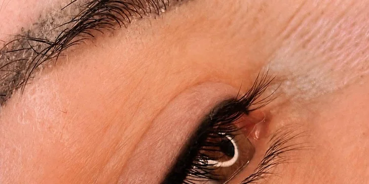 Precízne očné linky opticky zahustia riasy a zvýraznia váš pohľad.