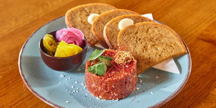 Vy si tu pochutnáte na perfektně namíchaném tataráku z hovězí květové špičky, ke kterému dostanete i porci zlatavých topinek a fermentovanou zeleninu. 