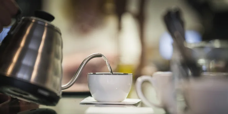 Ta probíhá v podniku MOTMOT coffee roasters.
