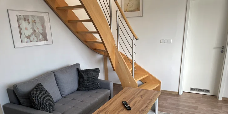 Samozřejmostí je televize a Wi‑Fi připojení. (Na fotce dvoupodlažní apartmán.)