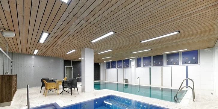 Ve vodním světě najdete relaxační bazén a vířivku.