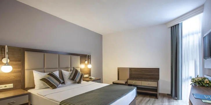 Součástí je spolehlivá klimatizace, minibar denně doplňovaný vodou i nealkem, set na přípravu kávy a čaje, trezor a Wi‑Fi připojení.