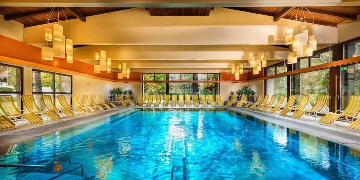 V hotelovém wellness je panoramatický bazén a několik saun. 