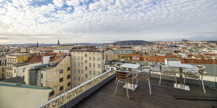 Prahu jako na dlani odhalí pohled z Café Panorama na střeše hotelu. 