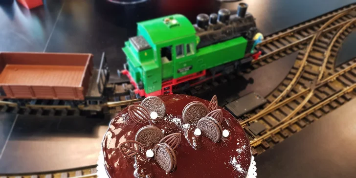 Je čas na mlsání! Vyzvedněte si jeden z pěti dortů a chystejte talířky. 