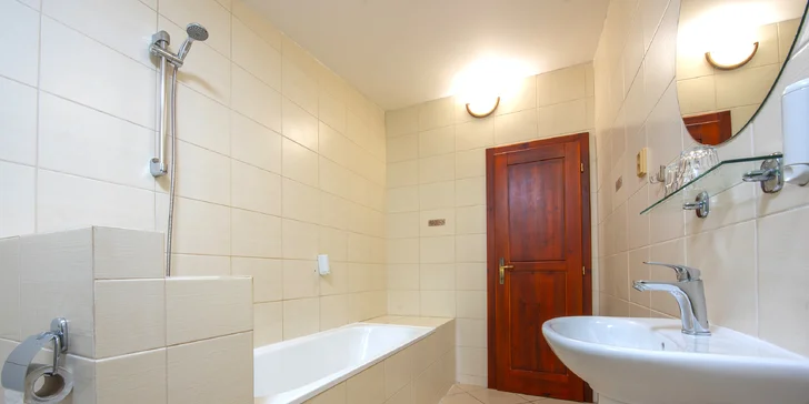 Na výběr je dvoulůžkový pokoj, dvoulůžkový s přistýlkou a apartmán, kam se vejdou až 4 osoby (apartmán má navíc gauč). 