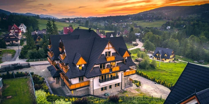 Hotel sa nachádza v tichej lokalite s ideálnym východiskovým bodom k známym turistickým cieľom Zakopaného.