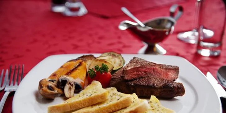 Vaří tu převážně z farmářských produktů a vlastního bio hovězího masa. 