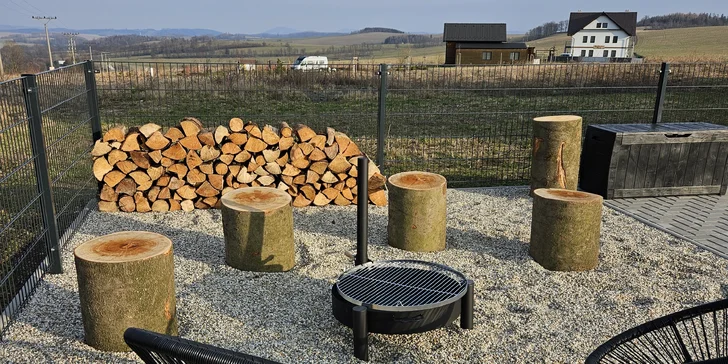 Využít můžete i venkovní posezení s ohništěm a grilem.