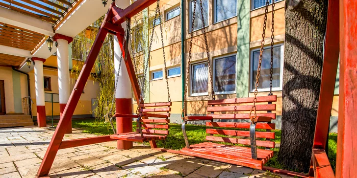 Ve volném čase se můžete projít po areálu nebo lenošit na houpačkách.