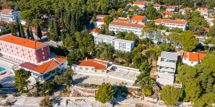 Stín poskytují vzrostlé borovice, za poplatek vám pronajmou lehátka a slunečníky.