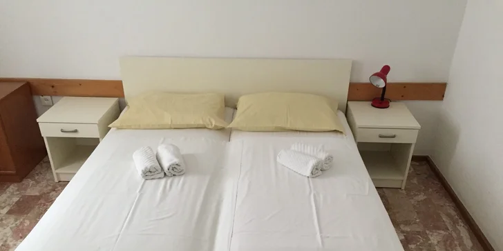 V pokoji najdete buď manželskou postel, nebo dvě oddělená lůžka.