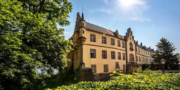 Projděte si naučnou stezku, zajeďte na Trosky, Kost nebo hrad Valdštejn. 