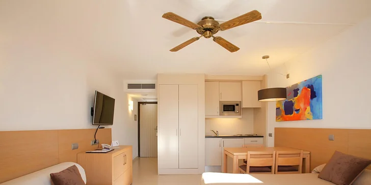Každý apartmán disponuje oddělenou ložnicí a obývací zónou s kuchyňským koutem.