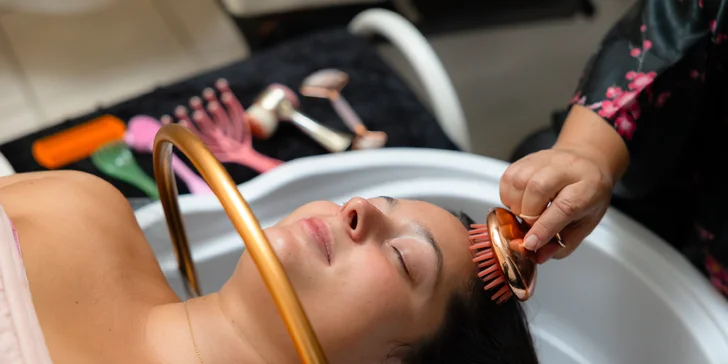 Procedúra kombinuje masáž vlasovej pokožky, čistenie vlasov metódou a samotný kúpeľ vlasov pomocou prístroja head spa