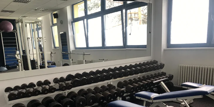 Speciální část posilovny je vybavena posilovacími lavicemi a jednoručními činkami od 1 do 60 kg (interval 2 kg), které jistě uspokojí i tu nejnáročnější klientelu.
