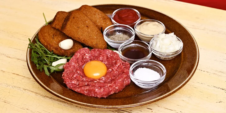 Pořádná bašta: 500 g nebo 1 kg hovězího tataráku a česnekové topinky