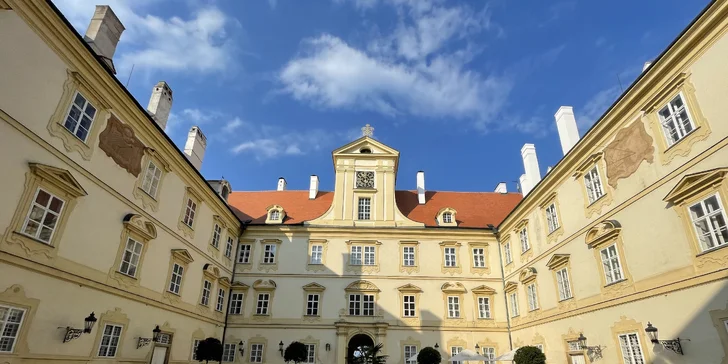 Na zámeckém nádvoří si to doslova říká o fotku na památku. 
