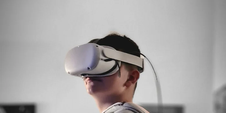 Díky bezdrátovému provedení a vysokému rozlišení VR brýlí se můžete pohybovat bez omezení a vychutnáte si pohlcující zážitek ze hry. 