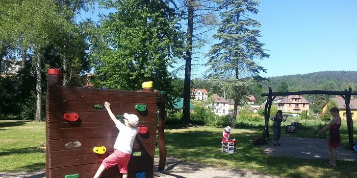 V parku je spousta herních prvků z akátového dřeva.