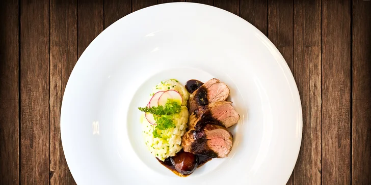 Vepřová panenka, rizoto, hrášek, glazovaná šalotka, omáčka demi glace