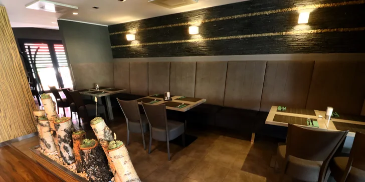 Součástí restaurace je salonek pro 20 osob a malá venkovní terasa.