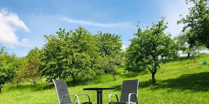 Apartmány mají i malé posezení na terase s výhledem do zahrady.