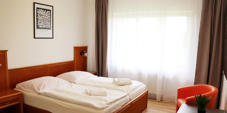 Ubytovaní budete ve funkčně zařízeném dvoulůžkovém pokoji.
