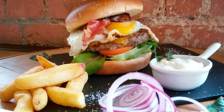 Pořádná porce jídla: hovězí burger s hranolky v Turnově či Mnichově Hradišti