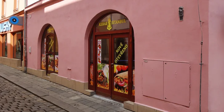 K dobrému jídlu si dejte i dobré pití – na čepu je Hanácké pivo, mají tu i točenou limonádu nebo ochutnejte turecké nápoje. 