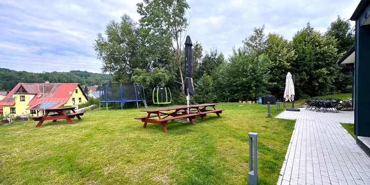 Posedieť sa dá aj vonku na záhrade. To teda platí skôr pre dospelých, deti budú určite vystrájať na trampolíne.