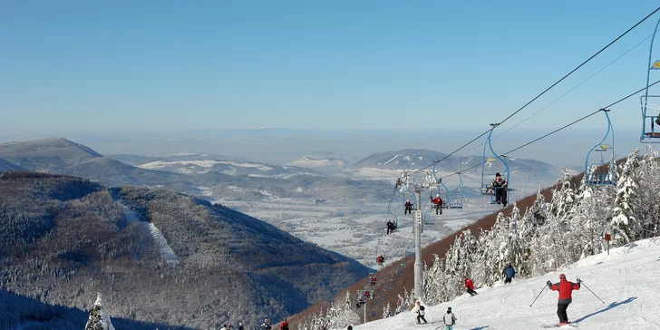 Zalyžujte si ve skiareálu Sachovka či Bílá nebo Rališka (všechny zhruba 20 km od areálu).