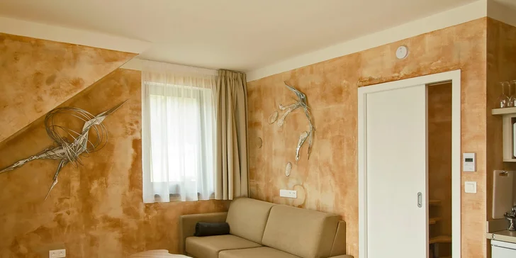  Před budovou je vyhrazené jedno parkovací stání pro každý apartmán.